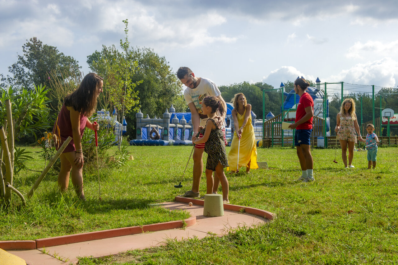 Minigolf met familie op camping CAPFUN Paris Roussillon in ARGELES SUR MER.