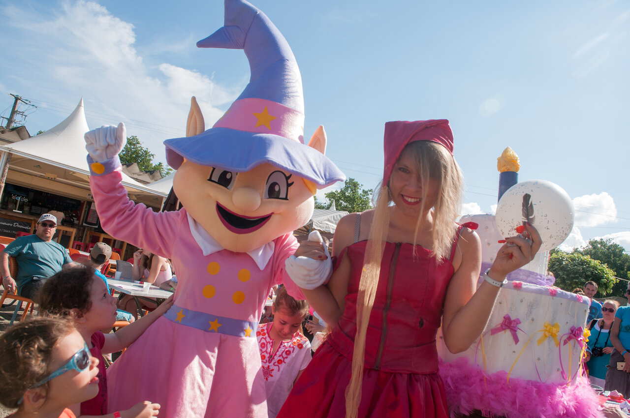 Kinderanimatie, mascotte op camping CAPFUN Paris Roussillon in ARGELES SUR MER.