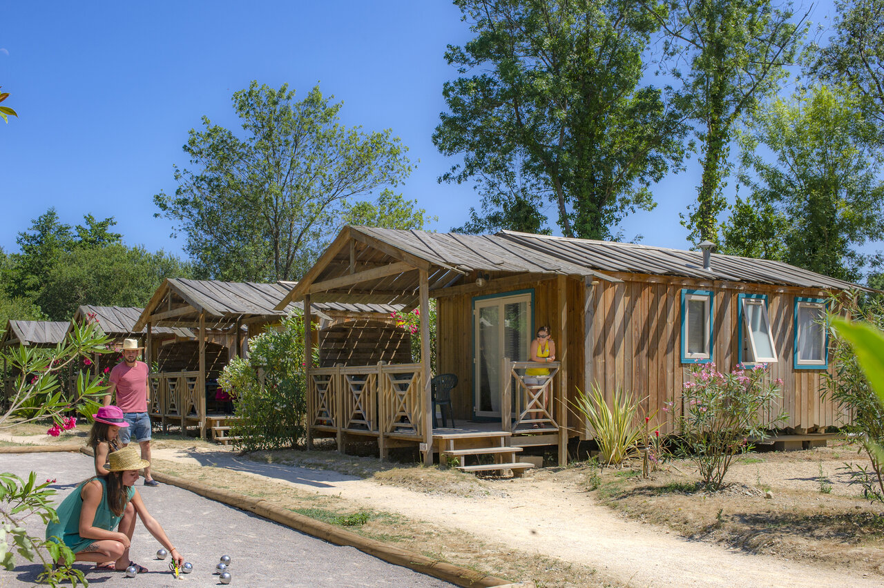 Houten Mobil-homes en petanque op camping CAPFUN Paris Roussillon in ARGELES SUR MER (66).