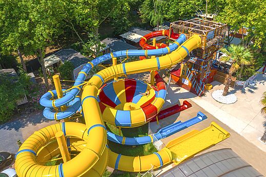 Gigantische waterglijbanen complex op camping CAPFUN Paris Roussillon in ARGELES SUR MER (66).