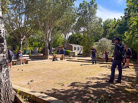 Petanque spelers op het terrein van camping CAPFUN Paris Roussillon in ARGELES SUR MER.
