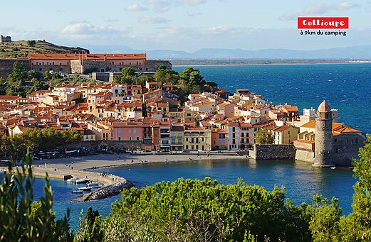 Charmant dorp Collioure, de haven, het strand en de iconische kerk.
