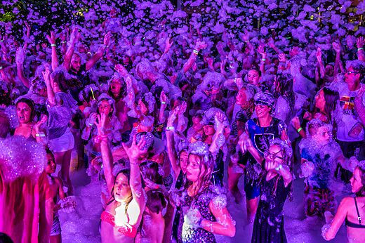Feestelijke schuimparty op camping CAPFUN Paris Roussillon in ARGELES SUR MER.