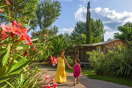 Houten Mobil-home en weelderige vegetatie op camping CAPFUN Paris Roussillon in ARGELES SUR MER (66).