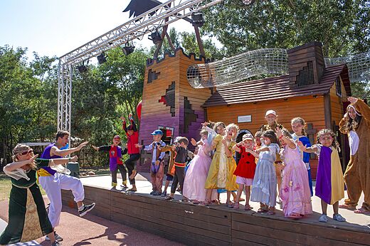 Verklede kinderanimatie op podium bij camping CAPFUN Paris Roussillon te ARGELES SUR MER.