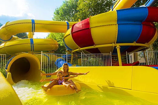 Gigantische waterglijbaan en zwembad op camping CAPFUN Paris Roussillon in ARGELES SUR MER (66).