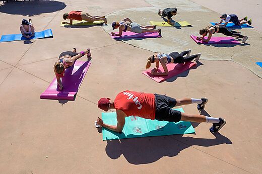 Groepstraining planken op camping CAPFUN Paris Roussillon in ARGELES SUR MER.