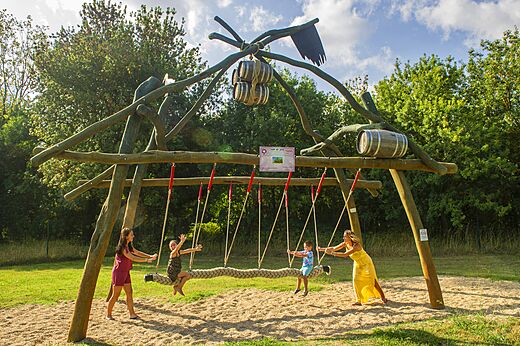 Reuzenschommel voor kinderen op camping CAPFUN Paris Roussillon in ARGELES.