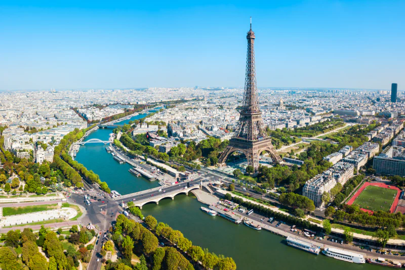 Eiffeltoren, de Seine en daken van Parijs, bezienswaardigheid in �le-de-France.