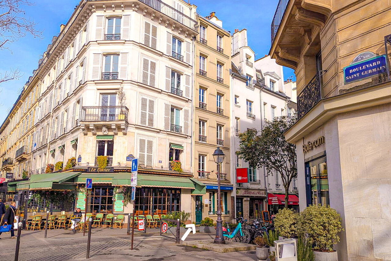 Levendige Parijse straat, Boulevard Saint-Germain, Latijnse wijk te bezoeken nabij Parijs.