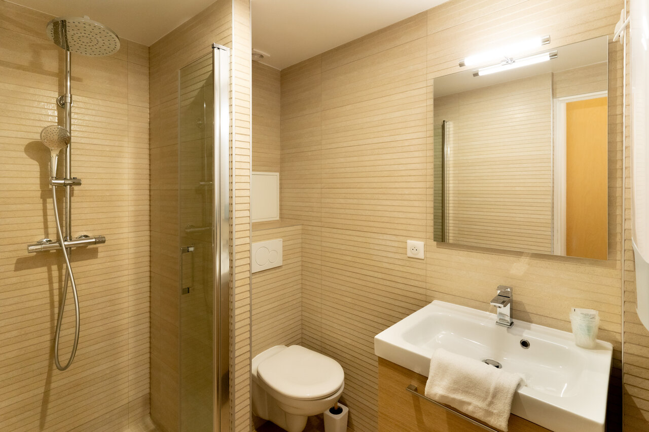 Complete badkamer op camping CAPFUN Hotel Paris Saint Germain in PARIJS.