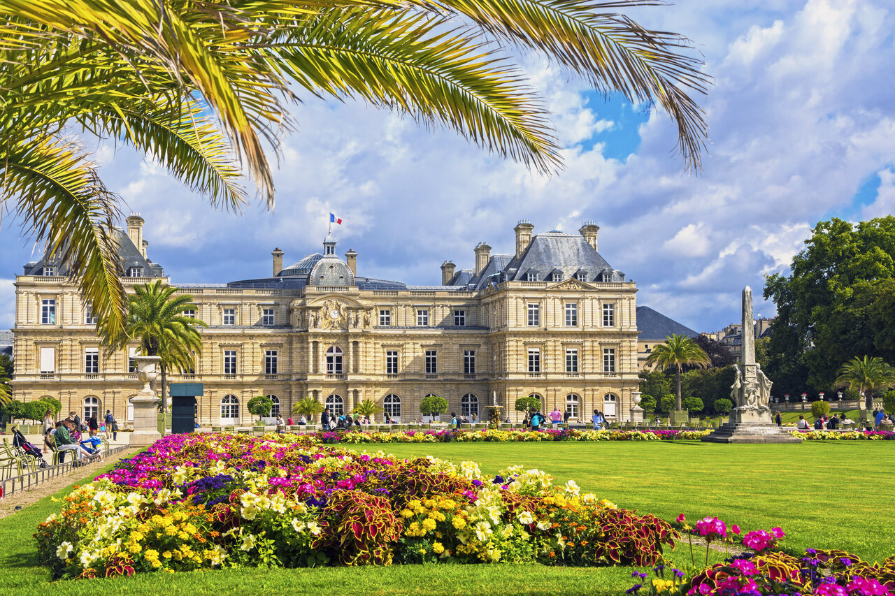 Luxemburg Paleis en bloemrijke tuinen, bezienswaardigheid in Parijs.