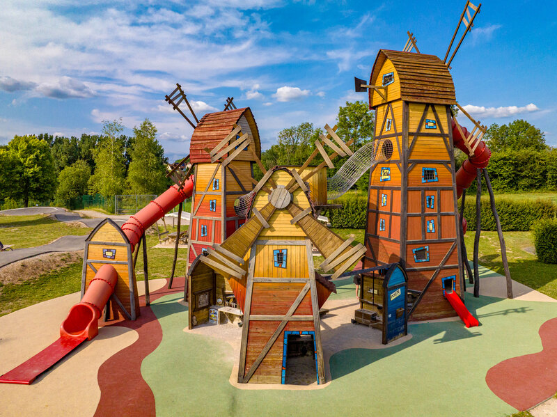 Carabouille Speeltuin - Gigantische speeltuin molens, glijbanen, klimnetten, op camping CAPFUN Pergola in Marigny (39).