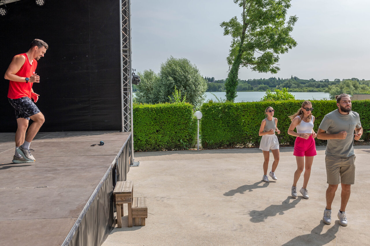 Outdoor fitnessles met instructeur op camping CAPFUN Pergola in Marigny (39).