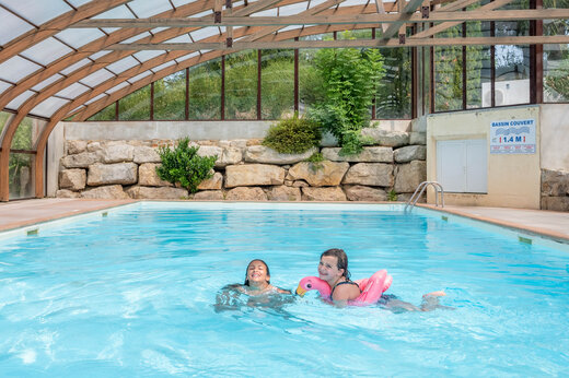 Overdekt zwembad, kinderen spelen met zwemband op camping CAPFUN Pergola in Marigny (39).