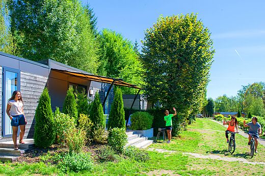 Modern stacaravan met terras op camping CAPFUN Pergola in Marigny (39).