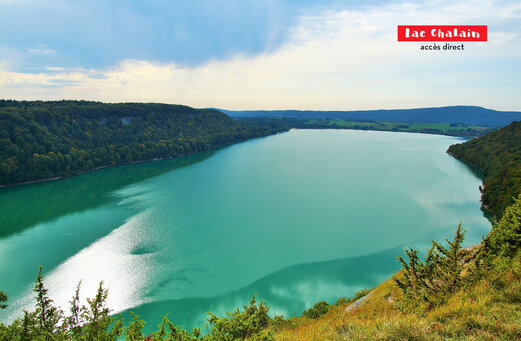 Meer van Chalain, prachtig turquoise meer in de Jura, bezienswaardigheid nabij de camping.