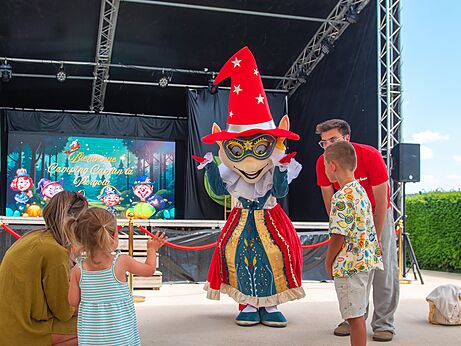 Capfun mascotte en kinderen tijdens animatie op camping CAPFUN Pergola in Marigny (39).