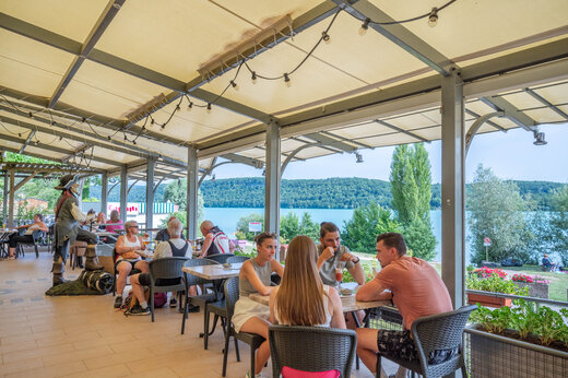 Overdekt en levendig restaurantterras op camping CAPFUN Pergola in Marigny (39).