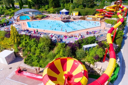 Groot buitenzwembad, waterglijbanen en overdekte ruimte op camping CAPFUN Pergola in Marigny (39).