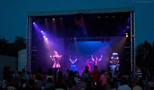 Avondshow met verklede personages en artiesten op podium op camping CAPFUN Pergola (39).