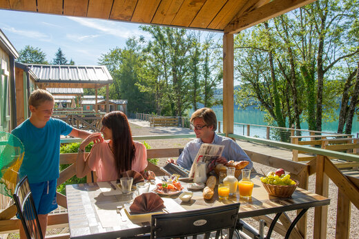 Ontbijt terras op camping CAPFUN Pergola in Marigny (39).