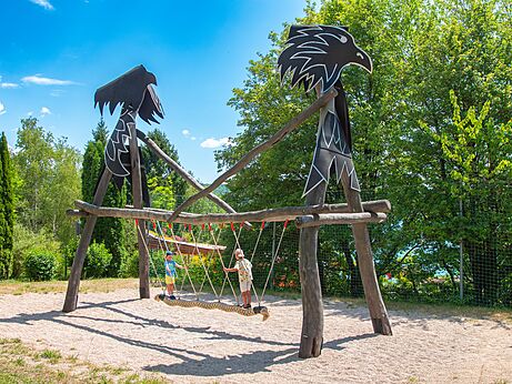 Houten speeltuin met touwen voor kinderen op CAPFUN Pergola in Marigny (39).