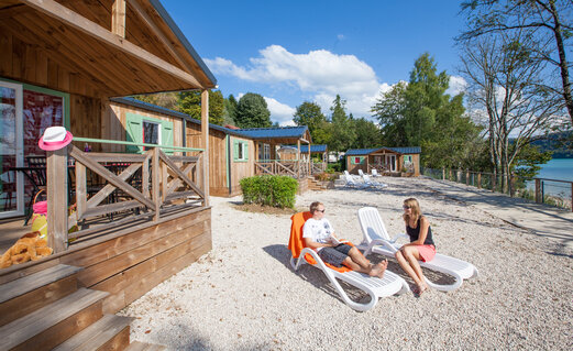 Houten stacaravans met terras op camping CAPFUN Pergola in Marigny (39).