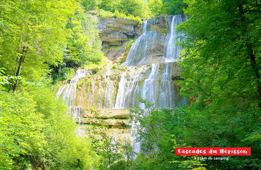 Prachtige Cascades du Hérisson, een natuurlijke bezienswaardigheid nabij Marigny, Jura.