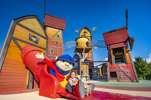 Thematische speeltuin, glijbaan, mascotte op camping CAPFUN Pergola in Marigny (39).
