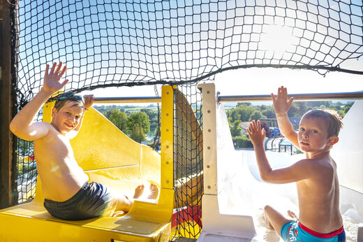 Lachende kinderen op de waterglijbanen van camping CAPFUN Pergola in Marigny (39).
