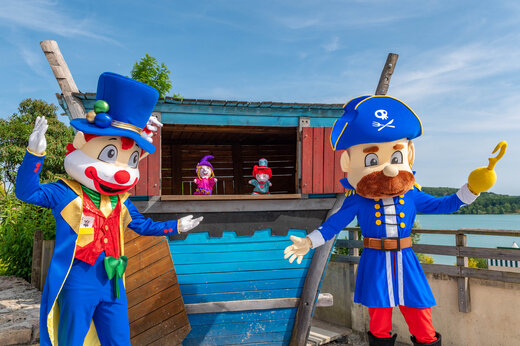 Geanimeerde mascottes en speelstructuur op camping CAPFUN Pergola in Marigny (39).