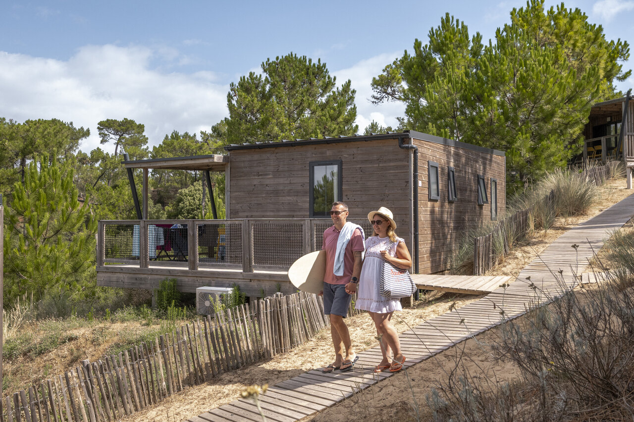 Modern houten Mobil-home met terras, stel en bodyboard op camping CLICOCHIC Petit Bec in St Hilaire de Riez (85).