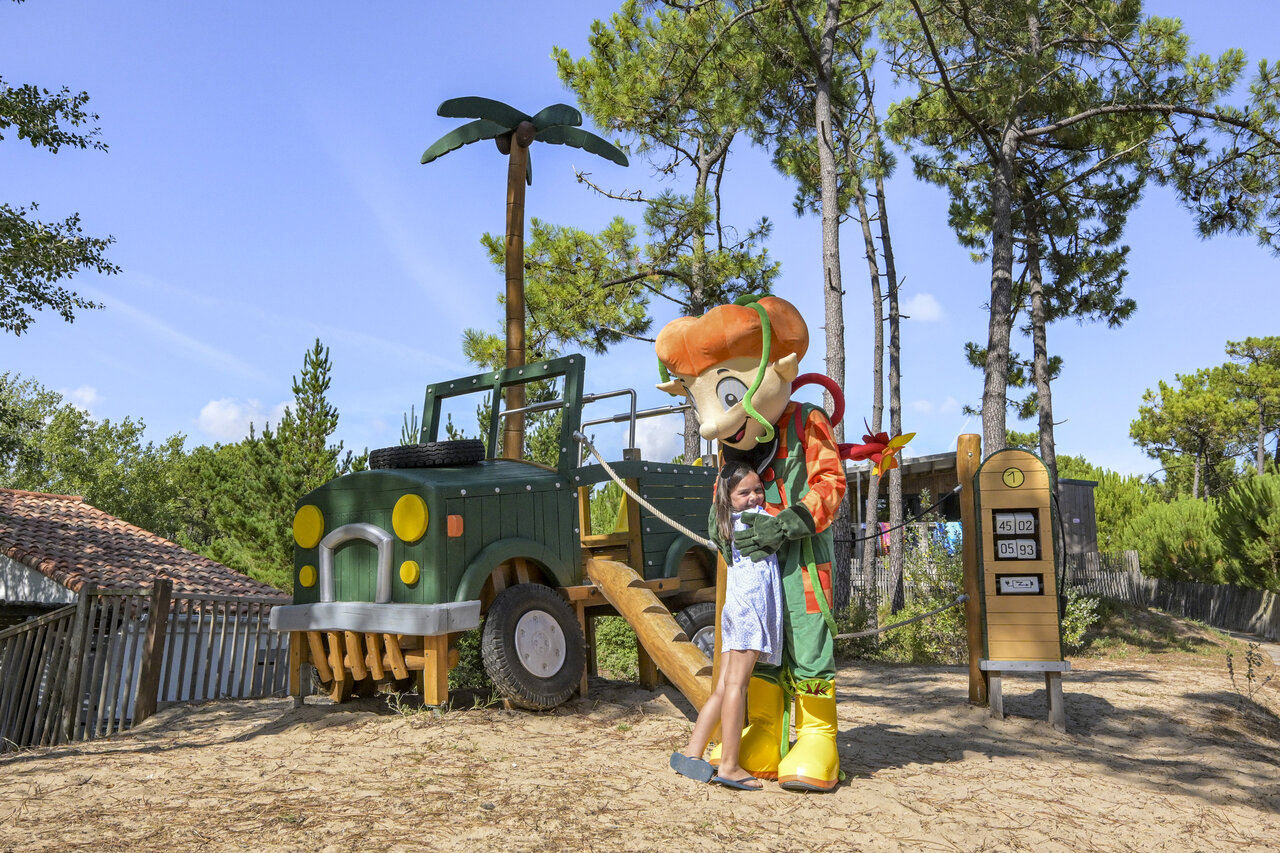 Mascotte en kind op de speeltuin van camping CLICOCHIC Petit Bec in St Hilaire de Riez (85).