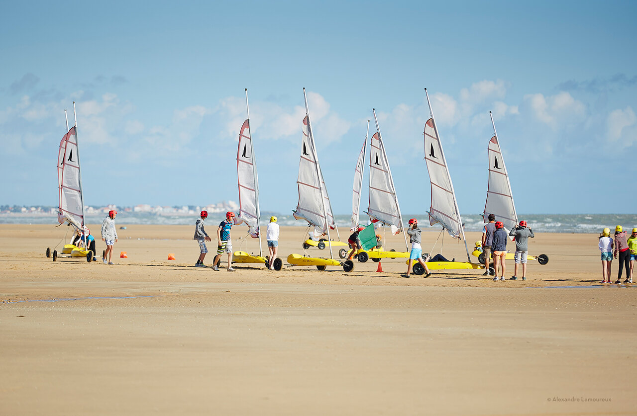 Strandzeilen op het strand bij camping CAPFUN Cenic in St Hilaire de Riez.