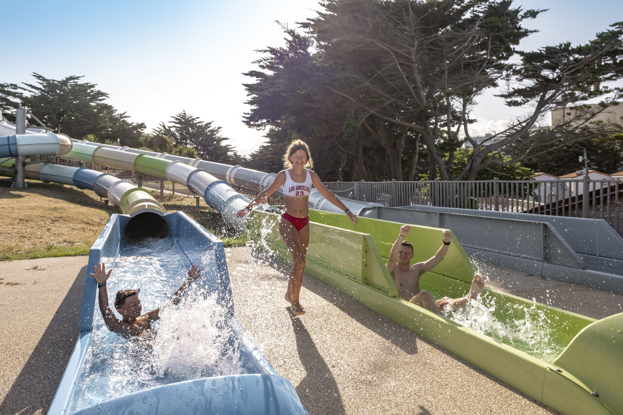 Waterglijbanen en spetters op camping CLICOCHIC Petit Bec in St Hilaire de Riez (85).