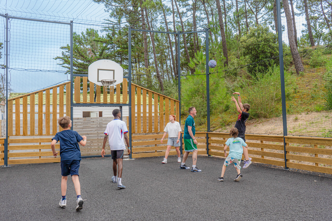 Multisportterrein basketbal op camping CLICOCHIC Petit Bec in St Hilaire de Riez (85).