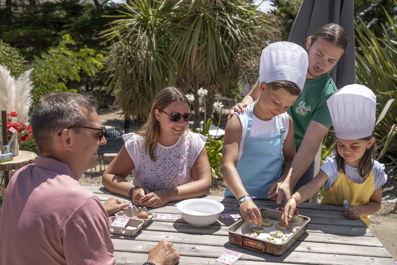 Kookworkshop voor kinderen met animator en ouders op camping CLICOCHIC Petit Bec in St Hilaire de Riez (85).