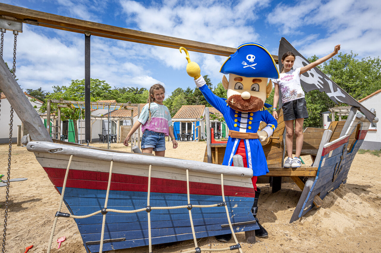 Mascotte, kinderen op piratenschip speeltuin op camping CLICOCHIC Petit Bec in St Hilaire de Riez (85).