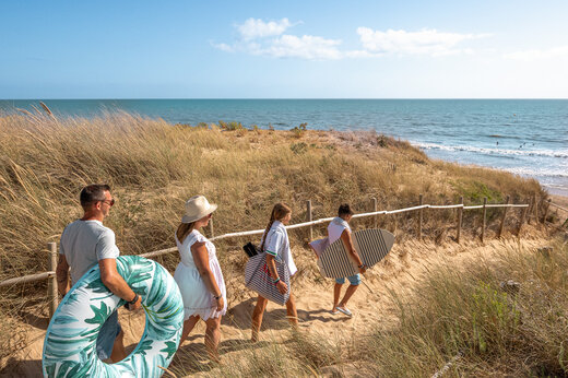 Familie op zandpad naar het strand op camping CLICOCHIC Petit Bec in St Hilaire de Riez (85).