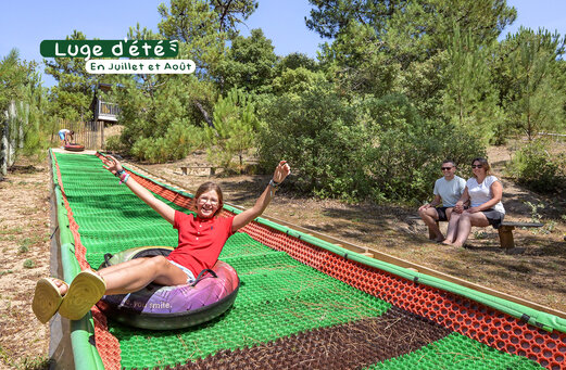Zomerrodelbaan met lachend kind op camping CLICOCHIC Petit Bec in St Hilaire de Riez (85).