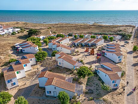 Mobil-homes en strand, luchtfoto op camping CLICOCHIC Petit Bec in St Hilaire de Riez (85).