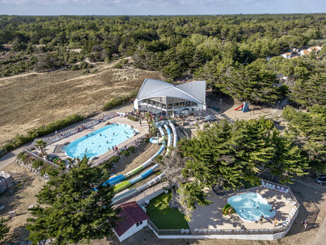 Buitenzwembad, waterglijbanen op camping CLICOCHIC Petit Bec in St Hilaire de Riez.