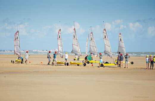 Strandzeilen activiteit op het strand, camping CLICOCHIC Petit Bec in St Hilaire de Riez (85).
