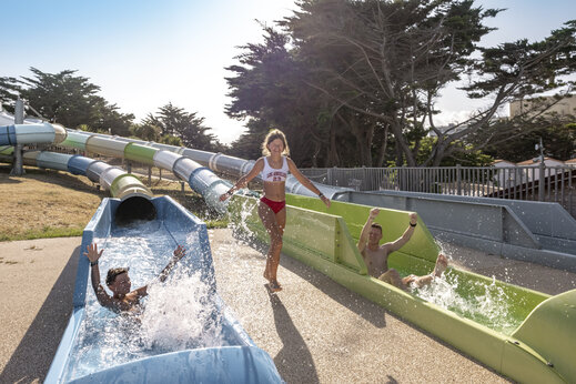 Waterglijbanen en spetters op camping CLICOCHIC Petit Bec in St Hilaire de Riez.