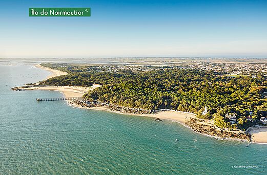 Luchtfoto van Île de Noirmoutier, stranden en bossen, Vendée.