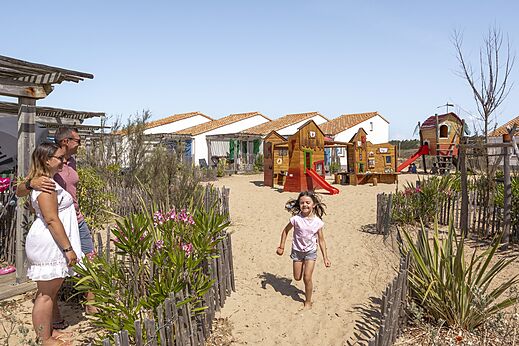 Houten speeltuin, glijbanen, zand op camping CLICOCHIC Petit Bec (85).