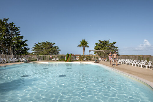Buitenzwembad en glijbaan op camping CLICOCHIC Petit Bec in St Hilaire de Riez (85).
