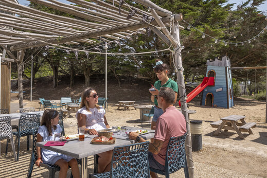 Buitenrestaurant, familie, speeltuin op camping CLICOCHIC Petit Bec (85).