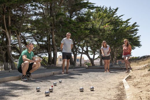 Jeu de boules baan met spelers op camping CLICOCHIC Petit Bec in St Hilaire de Riez.